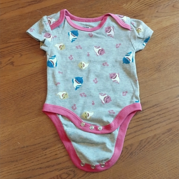 Lot of 3 Baby Shark Onsies 0-3m - Picture 3 of 6